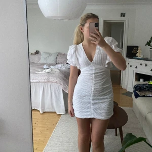 Vit klänning - Säljer min finaste studentklänning, väldigt unik och så fina detaljer! Inga fläckar eller defekter. 😍😍
