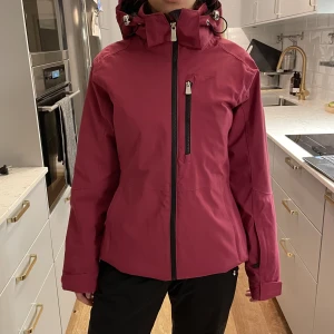 Skidjacka - Säljer denna skidjacka som nästan är oanvänd (endast använd 4 dagar förra året). Jackan är i bra skick utan täcken på användning, i storlek S