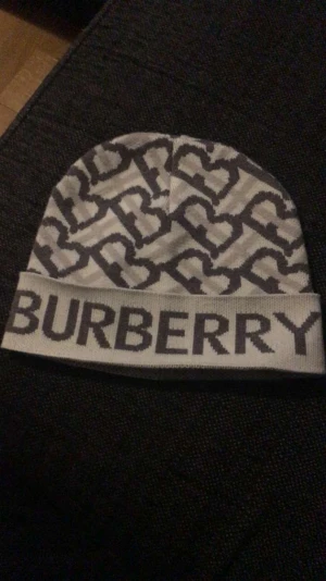Burberry mössa  - Kan mötas bara Stockholm kan kanske frakt men köparen står för frakten. Kan kanske gå ner i pris vid snabb affär.