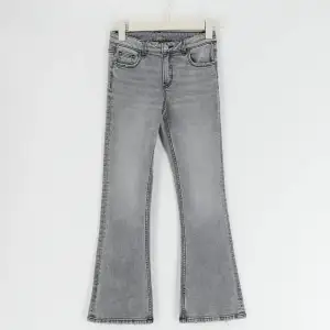 Så snygga Jeans ifrån Gina tricot, använt väldigt få tal gånger. Söker pga rensar ut jeans!