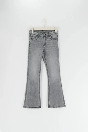 Utsvängda grå Jeans Gina - Så snygga Jeans ifrån Gina tricot, använt väldigt få tal gånger. Söker pga rensar ut jeans!