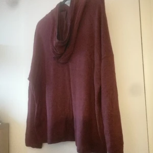 Huvtröja - Huvtröja, vinröd. I mycket bra skick. Passar XS-L. Finstickad, är tunn men bra vintertröja