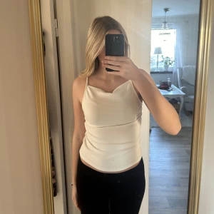Vit festtopp - Jättefin vit topp från Gina! Storleken är S!! Aldrig använd bara provad!💞
