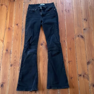 Bootcut jeans - Svarta bootcut jeans med hyfsad låg midja💗💗Jättesnygga men säljer då de inte längre passar🩷🌟Skriv privat för fler bilder!💗