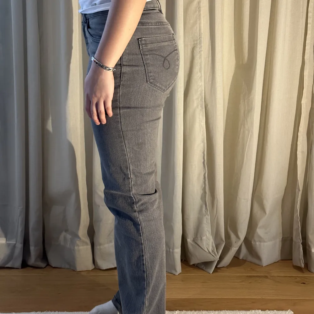 Najs gråa jeans. Midjemått 41 cm innerbenslängd 76cm 🕺🏼. Jeans & Byxor.