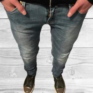 Ett par feta replay jeans. De är i 9/10 skick då inga stora defekter finns. Hör av er vid frågor och funderingar!! 