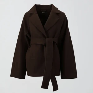 Kappa - Superfin kapp från ginatricot! Perfekt brun färg till höst/vintern. Den är i storlek S och sitter lite overzised på mig som är runt 165 vilket är superfint! Nypris: 700kr, jackan är köpt i år och i superfint skick men säljer då jag ej använder den