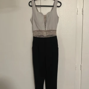 Jumpsuit - Svart/vit byxdress