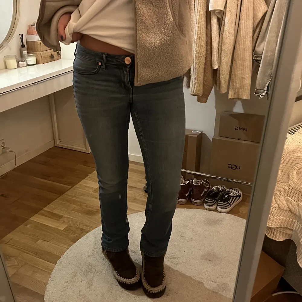 Säljer dehär supersnygga jeansen som är en blandning av bootcut och raka!💓🐆säljer då de har blivit lite för korta (är 175cm). Jeans & Byxor.