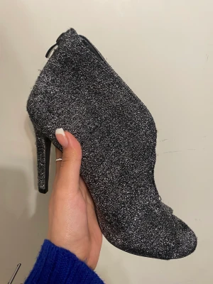 Ett par högklackade  - Jag kommer inte ihåg från vilken butik jag köpte dem:)))) 