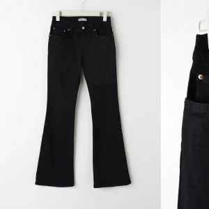 Low waist bootcut - Hej🫶🏻🫶🏻 Säljer dessa svarta lowwaist bootcut från Gina tricot, storlek 36, ord pris 500kr👏🏼 Knappt använda och i bra skick, säljer för de är för små😋 Säljer ett par i samma modell och storlek fast i blå💙💙 Hör av er om ni har frågor😚😚