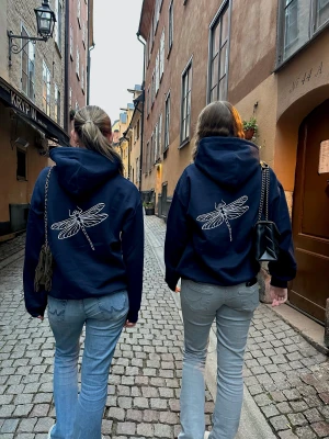 Trollslända hoodie storlek S - Passa på att köpa våra hoodies, de 20 första får sin hoodie för 499 kr sedan höjer vi priset till 549kr. 10 hoodies är redan sålda! Vi har nu gratis frakt i 7 dagar på plick✨