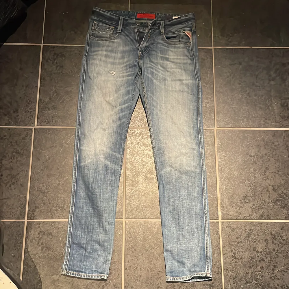 Säljer ett par snygga Replay jeans. Där det endast är en defekt och det är ett litet hål. . Jeans & Byxor.