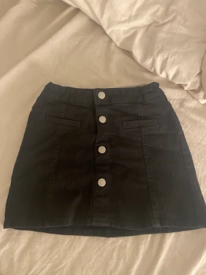 Svart barn jeanskjol - Andvänd men i bra skick