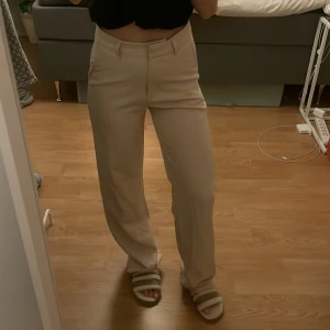 Superfina beiga kostymbyxor från Madlady - Knappt använda i bra skick👍🏼Passar perfekt till sommaren eller bara till vardags ✨längd 32