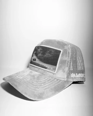 Gamour velvet keps ljusgrå - Denna stiliga kepsen är gjord av Velvet material som är väldigt exklusivt, med denna keps får du en stilig keps på huvudet som passar i alla tillfällen! Passar både killar och tjejer. Allt som säljs är splitter nytt aldrig använt och är direkt från lager.