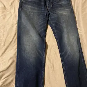 Säljer dessa feta jeans som passar Stockholms stilen grisch . Helt nya Storlek 31/32 