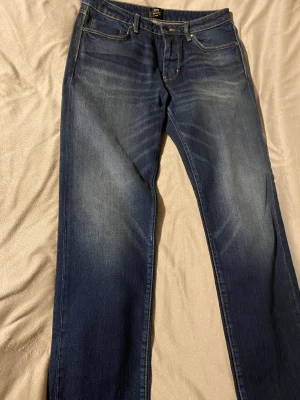 Jeans Stockholm neuw - Säljer dessa feta jeans som passar Stockholms stilen grisch . Helt nya Storlek 31/32 