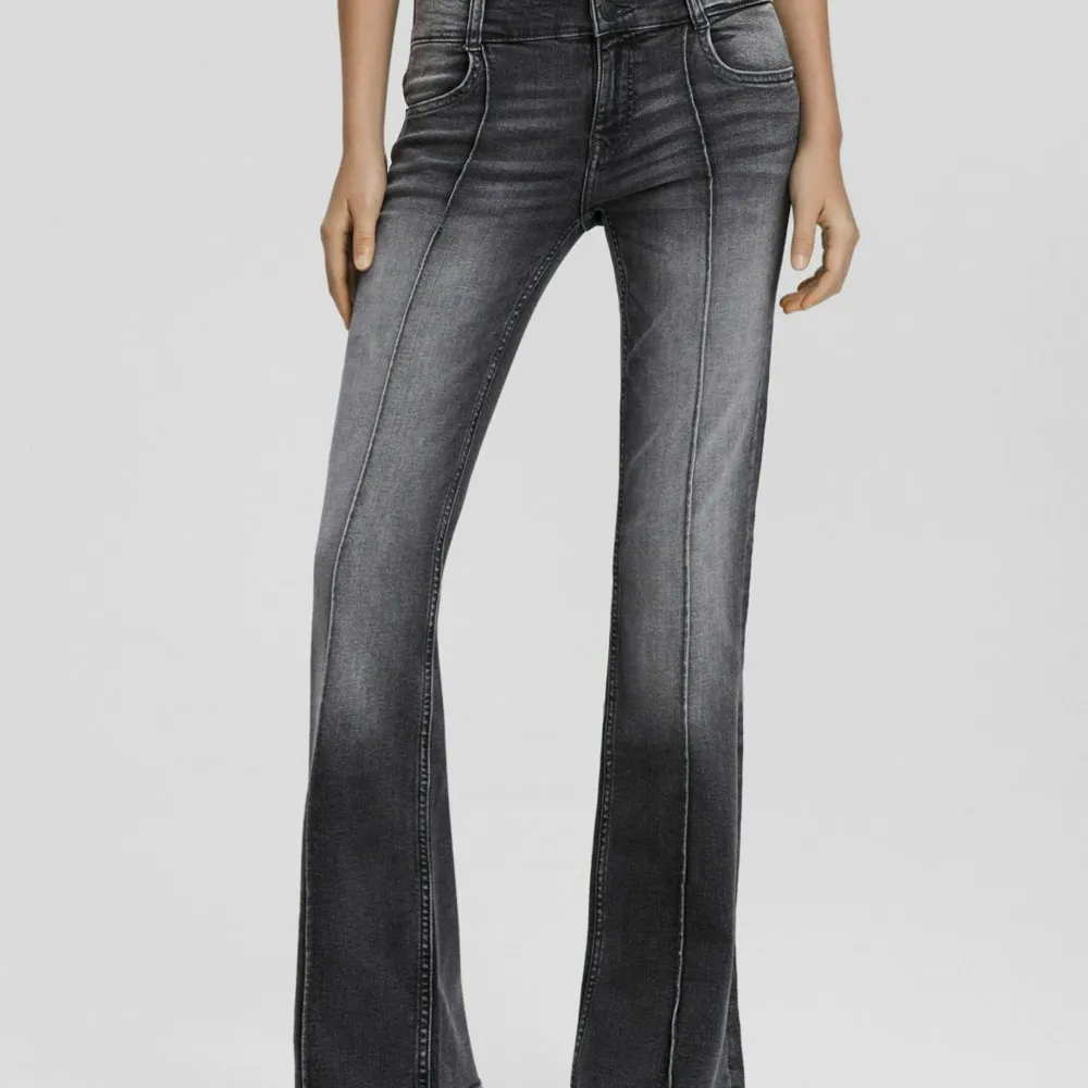 Säljer dessa lågmidjade berska jeans då dom är för stora, andvända 2 ggr. Jeans & Byxor.