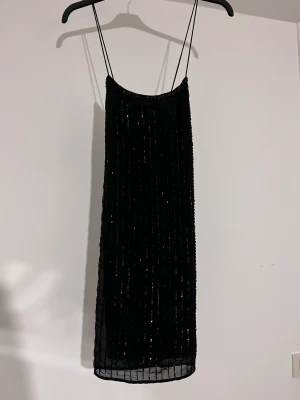Klänning  - Fin festklänning som aldrig är använd. Prislapp finns kvar. 