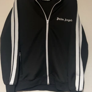 Palm angels tracksuit  - Säljer min palm angels tracksuit då den känns liten på mig (M). Har använt den ksk 4-5 gngr. Pris kan diskuteras vid snabb affär!