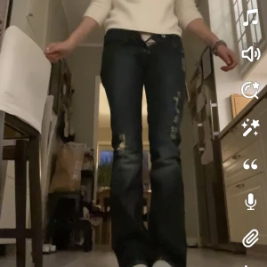 Lågmidjade jeans - Säljer dessa HELT NYA vintage jeansen med slitningar som är både bootcut och lågmidjade!!! Lappen är kvar 😍😍så najs mörkblå färg, tyvärr för små i midjan på mig då de är en xs/34