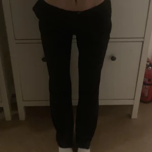 Kostymbyxor  - Super fina kostymbyxor från hm i storlek 34. Har sprättat upp dom där nere så dom passar mig som är 166 och några cm längre 💓