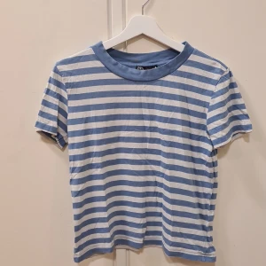 Randig tröja från zara - Fin randig tröja ifrån zara. Storlek S. Älskar verkligen denna tröjan men måste sälja den pågrund av flytt.💕