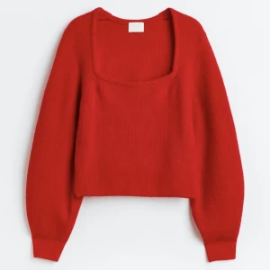 Stickad röd tröja - Suuuuper mjuk och mysig stickad tröja från hm med lite fyrkantig skärning. Den är st S men passar S/M