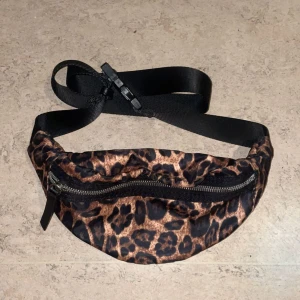 väska - väska med leopardmönster som är oanvänd och jättebra skick!💕