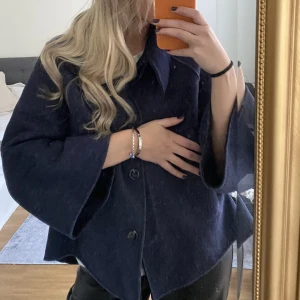 Kappa - zaras kända Kappa med ponsho-model! Otroligt många komplimanger jag fått i denna. Slutsåld, går ej att få tag på