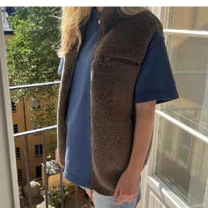 Teddyväst - Superfin teddyväst från &Other stories som är perfekt nu när det är lite kallare. Den är i jättefint skick! Skriv för fler egna bilder💕