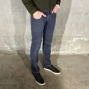 Levi’s jeans 511 i färgen marinblå. Storlek 30/34. Fint skick, nypris 1099, köp för endast 299kr.  Fast pris gäller🤝