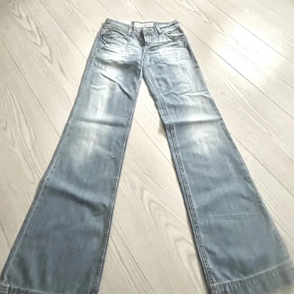 Säljer vidare dessa Tom Tailor jeans som tyvärr var för stora för mig. Modellen är low waist flare/bootcut. Innerbenslängd: 82cm Ytterben: 101cm Midjemått: 35cm rakt över. Helt nya och oanvända med prislapp kvar ❤️ . Jeans & Byxor.