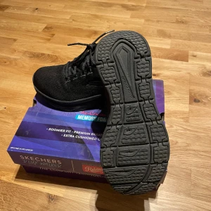 Sneakers  - Helt nya oanvända vattentäta sketchers. Köpte de för 1600 och säljer de för 1000. Säljer de pga felstorlek vid köp. Har även kvitto på skorna. Priset är inte spikat! Hör gärna av er vid funderingar.