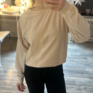 Tröja  - Tröja från Cubus bara testad, svårt att förklara materialet men lite teddybjörns liknande. 