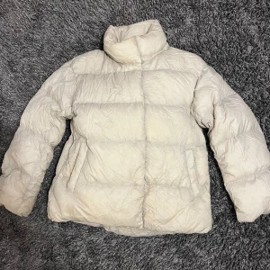 Dunjacka från uniqlo - Superfin och varm dunjacka från uniqlo som tyvärr inte kommer till användning längre💖💖nypris: 1000 kontakta mig vid fler frågor