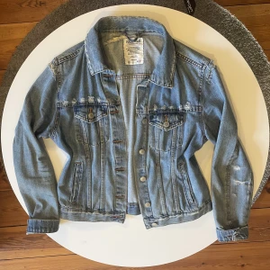 Jeans jacka  - Super cool jeansjacka med slitningar. Står storlek L men skulle säga att den sitter som en S.