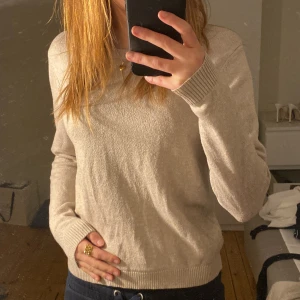 Stickad tröja  - Beige stickad tröja med lite smalare armar ifrån Jacqueline de yong, köpt på Nelly. Lite nopprig och ett litet hål på ärmen (syns knappast)❤️Storlek S, passar också xs då den är liten i storleken.  