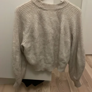 Tröja - Stickad tröja från weekday! Köpte den för ungefär 550kr men säljer den för 150kr pris kan diskuteras!❤️ skulle säga att den passar XS ochså.