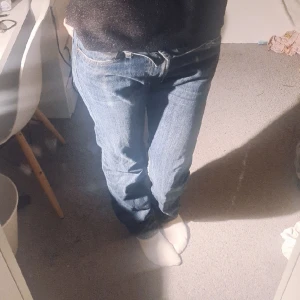 Lågmidjade jeans - Ett par mörk blå lågmidjade jeans❤ 