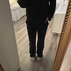 Juicy couture - Säljer mina mörk blåa Juicy couture byxor som inte kommer till någon användning längre. Superfina och super köna!🌸