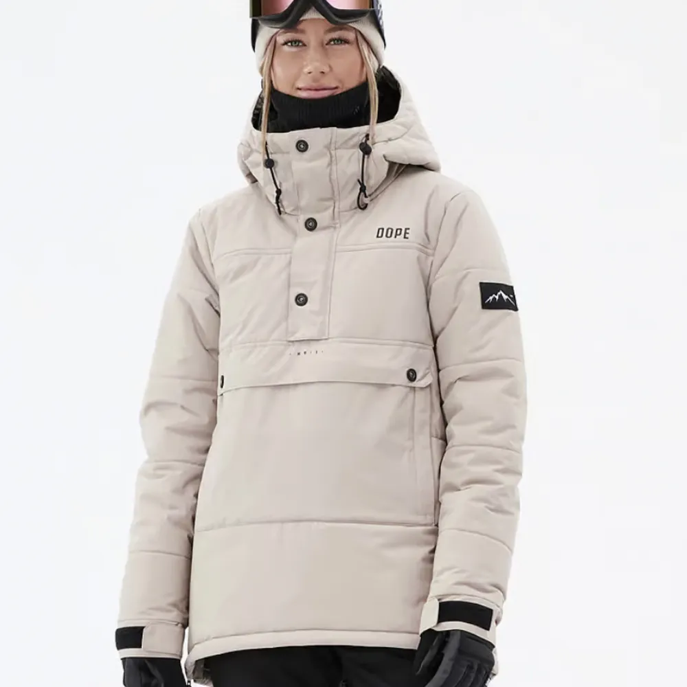 Säljer denna jacka som är perfekt till slalom/snowboard åkning.  Skriv för mer information och bilder💓. Jackor.