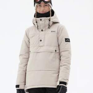 Säljer denna jacka som är perfekt till slalom/snowboard åkning.  Skriv för mer information och bilder💓