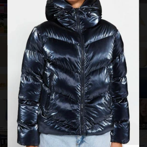 Jacka  - Säljer denna slutsålda jackan från zalando! Aldrig använd, prislappen kvar!