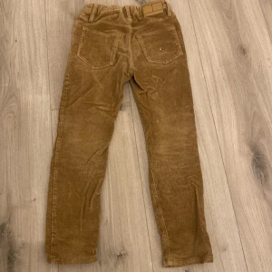 manchester byxor tommy hilfiger - skick: 8/10 inte så använda och väldigt snygga