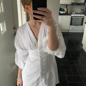 Klänning - Säljer denna otroligt fina vita klänning som passar perfekt som studentklänning! Nyskick och aldrig använd eftersom den tyvärr var lite för liten för mig. Inte genomskinlig då den har ett innertyg!