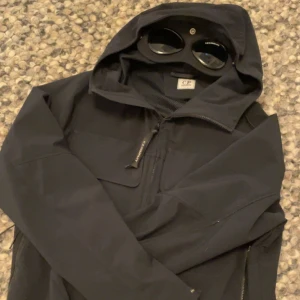 Cp company jacka - Tar bud!  Skick 8.5-9/10 inget sönder eller märken endast enstakas vanliga defekter av användning💥