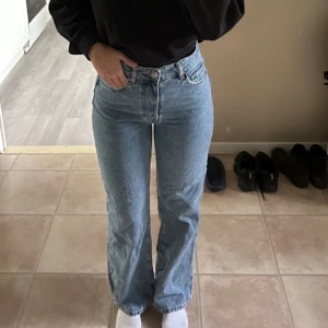 Blåa jeans  - Medelhög midja raka ”vida” jeans från BikBok. Använda fåtal gånger. Strl: W28/L30