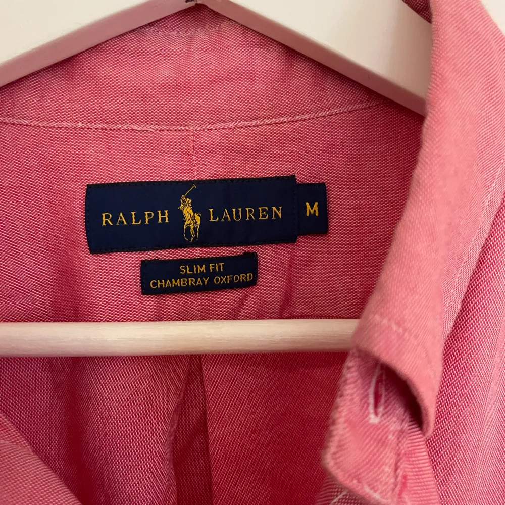 Jag säljer min Polo Ralph Lauren-skjorta  100% original och i perfekt skick.   Storlek: S  Färg: Grå / Gray Material: Kashmir 100% Skick: Mycket Bra Sex: Man . Skjortor.